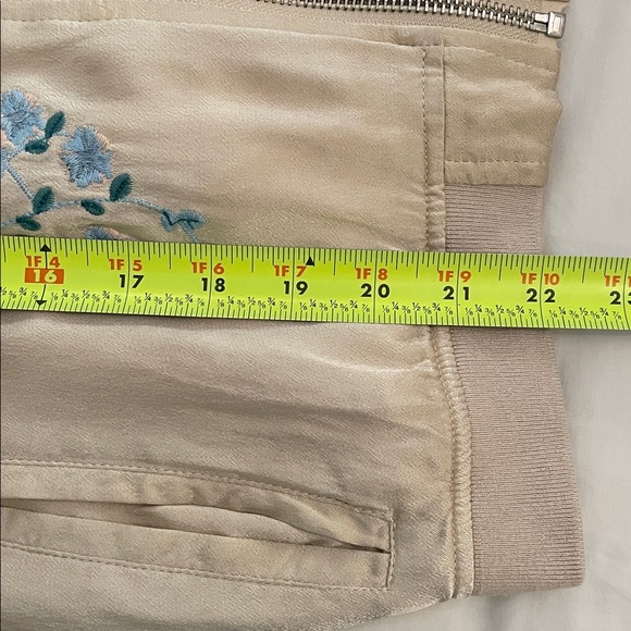 Blank NYC Cream Floral Embroidered Satin Bomber Jacket Womens Size XS - Picture 9 of 15